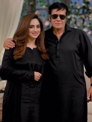 Inaya Khan Instagram - Sahiba 🖤
Had a lovely morning at @arydigital.tv Good morning Pakistan 🙌🏻
wearing this beautiful outfit by @hanim__official ✨
Bag by @purs.e7 ✨✨