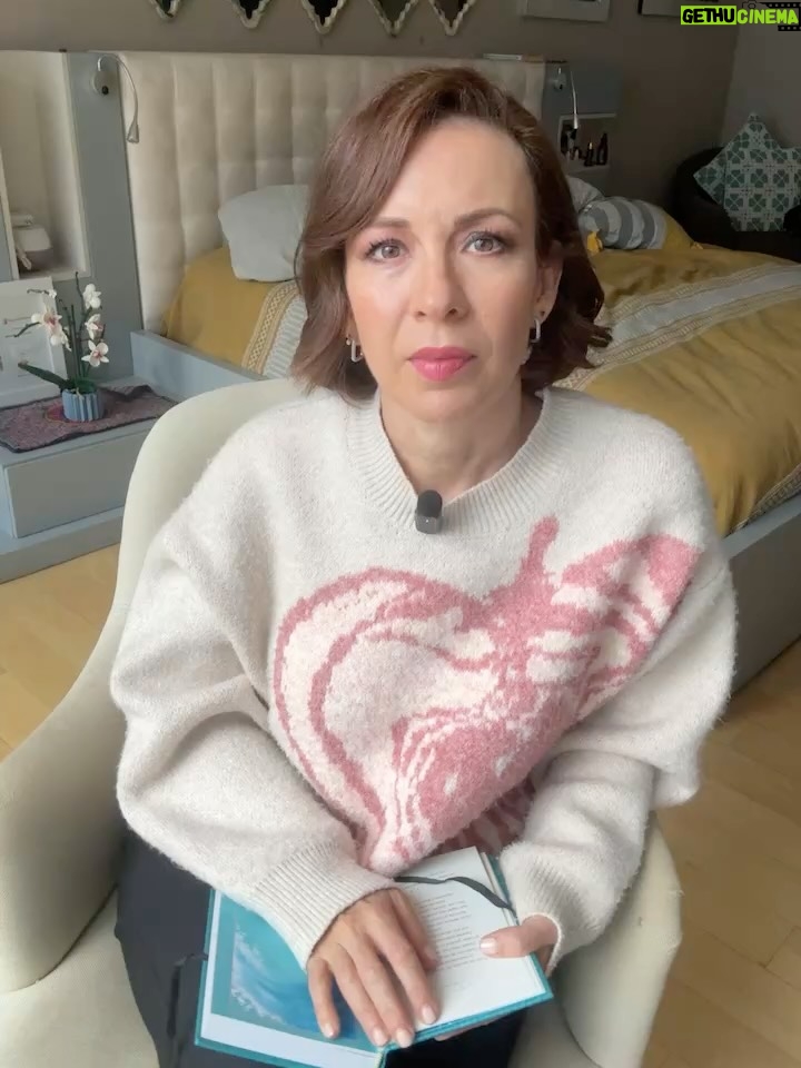 Ingrid Coronado - 2.7K Likes - 🔮 ORÁCULO DE LA SEMANA
✨ Mensaje: TSUNAMI

Hay emociones que no se ven…
pero por dentro hacen olas gigantes. 🌊
Y justo por eso, esta semana el oráculo dice: Tsunami.

Todo empieza en la mente: una idea, un pensamiento…
y cada uno despierta una emoción.
Pero si llevas años callando lo que sientes,
un día… el alma truena. 💥

Desde niña aprendiste a no hacer olas.
A sonreír aunque doliera.
A quedarte en silencio para no incomodar.
Y eso… se acumula.
Y lo que se acumula, se convierte en marea.
Y la marea… se convierte en tsunami. 🌀

💔 A veces no explotas por lo que pasa hoy,
sino por todo lo que te tragaste ayer.
Porque cuando no sabes pedir,
gritas.
Cuando no sabes expresar,
te enfermas.

💬 Aprender a comunicarte es un acto de amor.
No necesitas tener la razón.
Solo necesitas tener el valor
de ser sincera con lo que te duele.
Tu voz es medicina. 🗣️💗

🕊️ No todo lo que digas será perfecto…
pero si es verdadero, va a sanar.
A ti.
Y a tus vínculos.

Escríbeme “oráculo” en los comentarios
y te mando la liga para que tengas Pregúntale al Oráculo, mi libro de mensajes para cuando tu alma quiere hablar pero no sabe por dónde empezar.

Solo Julio, en la compra de un oráculo en MUJERON.tv, te regalo una playera y una totebag de MujerÓN 😄 
Sí Link en stories

✨ Este mensaje es para ti, mujerÓN que está aprendiendo
a hablar sin culpa
y a sentir sin miedo.

Yo
#OráculoDeLaSemana
#MensajeDelAlma
#TsunamiEmocional
#MujerÓNIntuitiva
#AprenderAHablar
#SanarEsDecir
#LoQueCallasTeEnferma
#PregúntaleAlOráculo
