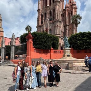 Ingrid Coronado Instagram - San Miguel y el corazón lleno 🌸
Nada como reír, compartir y abrazar la vida con quienes creciste de la mano.
Primas y hermanas gracias por este viaje! Qué regalo estar juntas 💛
Love you!