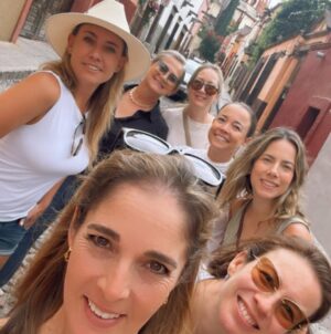 Ingrid Coronado Instagram - San Miguel y el corazón lleno 🌸
Nada como reír, compartir y abrazar la vida con quienes creciste de la mano.
Primas y hermanas gracias por este viaje! Qué regalo estar juntas 💛
Love you!