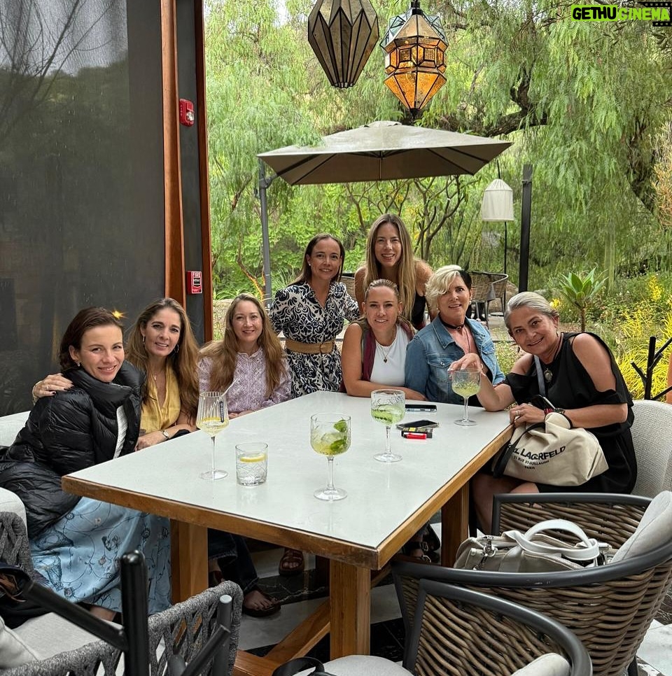 Ingrid Coronado - 4.1K Likes - San Miguel y el corazón lleno 🌸
Nada como reír, compartir y abrazar la vida con quienes creciste de la mano. 

Primas y hermanas gracias por este viaje! Qué regalo estar juntas 💛

Love you!