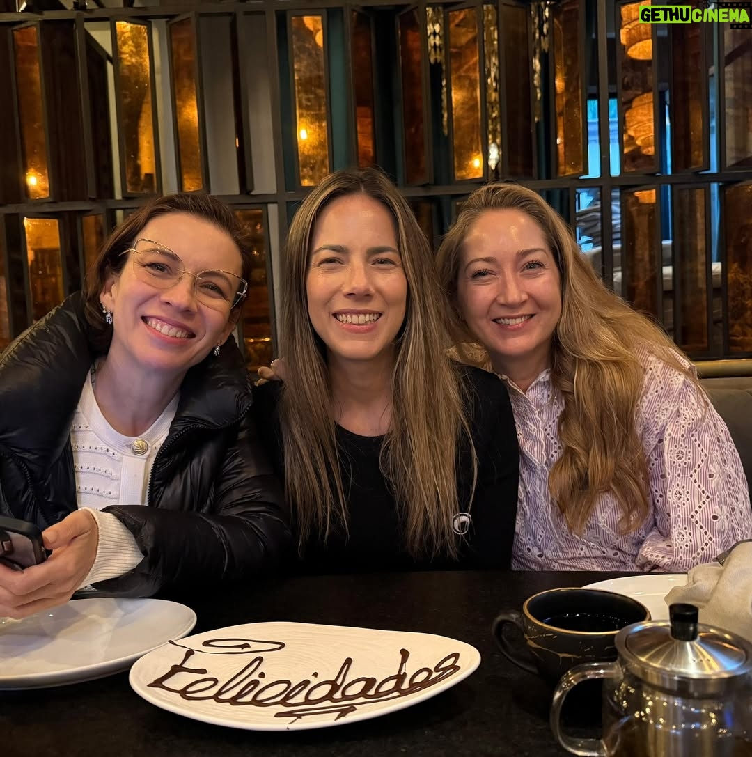 Ingrid Coronado - 4.1K Likes - San Miguel y el corazón lleno 🌸
Nada como reír, compartir y abrazar la vida con quienes creciste de la mano. 

Primas y hermanas gracias por este viaje! Qué regalo estar juntas 💛

Love you!