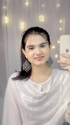 Insha Warsi Instagram - 𝗡𝗮 𝘀𝘂𝗹𝗮𝗷𝗵 𝗺𝗲 𝘀𝗮𝗸𝘂🔐👀🤍
#inshawarsi #inshalians #reels #instagood #instagram #reelsinstagram #reelitfeelit #explore #explorepage #save #share