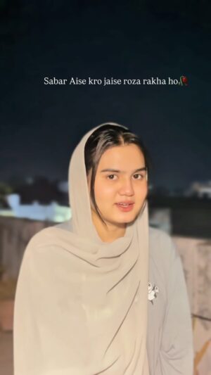 Insha Warsi Instagram - Sabar aisa karo🙌🏻🌙🕊️
.
.
Hijab from🧕 @hr_hijab_gallery09
.
.
.
#inshawarsi #inshalians #viral #reelsinstagram #reelitfeelit #follow #instagood #reels #explore #explorepage #ownvoice #shayri #ramzan