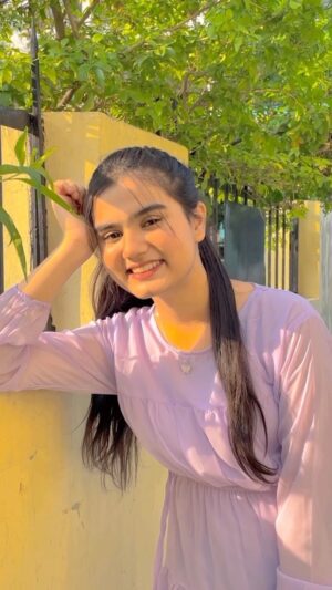 Insha Warsi Instagram - 𝐃𝐮𝐧𝐢𝐲𝐚 𝐦𝐞𝐫𝐢💜🔒🌎
#inshawarsi #inshalians #reels #instagood #instagram #reelsinstagram #reelitfeelit #explore #explorepage #save #share #follow