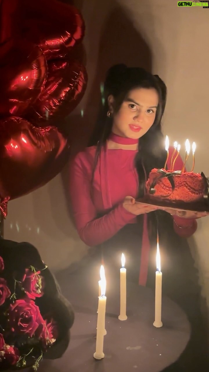 Insha Warsi - 50.5K Likes - 1/1♥️ its my birthday
.
.
.
.
#inshawarsi #viral #inshalians #reelsinstagram #follow #reelitfeelit #reels #explore #explorepage #birthday #cake #sweet
