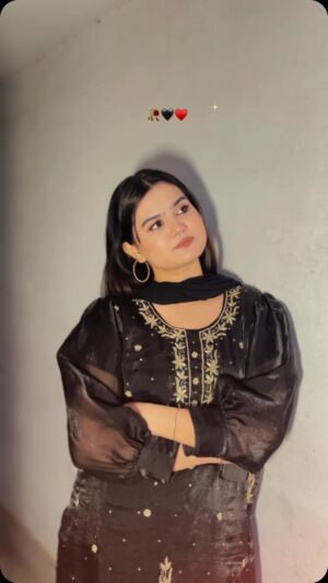 Insha Warsi Instagram - Galib🥀outfit @sharara_studio
.
.
.
#inshawarsi #viral #inshalians #reelsinstagram #follow #instagood #reelitfeelit #follow #explore #explorepage #ownvoice #shayri