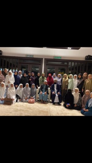 Intan Ladyana Instagram - Terima kasih @neelofa atas jemputan. Moga pahala berterusan. Terima kasih juga buat @ustazwadiannuar atas perkongsian. Rezeki juga dapat berjumpa dengan sahabat-sahabat yang lama tak bersua. Till next session 🤍

#UsrahPrivate #neelofa #MajlisIlmu
