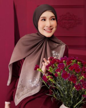 Intan Ladyana Instagram - Dah ada tudung raya? Cepat-cepat go & grab @tudungkekaboo 😍

Banyak sangat design sampai I sendiri pun rambang mata. Dah beli nanti jangan lupa tag I & @tudungkekaboo ok? 

#TudungKekaboo #KekabooLovers #TudungRaya