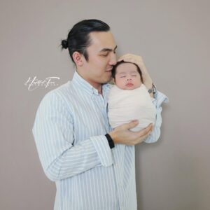 Intan Ladyana Instagram - Buah hati Intan dan Harris 🥰

Photoshoot Newborn Harris Umayr baby of @intanladyana & @harrisalif 
.
Family photo
.
#heartshotfocus #heartshotstudio #newbornphotography #gambarbaby #babyboy #babygirl #newbornphotographer #newbornbaby #newbornprops #cutebaby #newbornasia #newbornkualalumpur #newbornselangor #newbornshahalam #newbornbangi #newborndamansara #newbornklang #newborncheras
