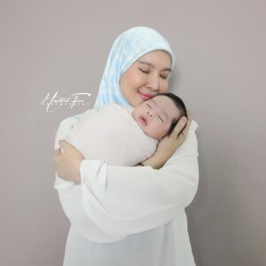 Intan Ladyana Instagram - Buah hati Intan dan Harris 🥰

Photoshoot Newborn Harris Umayr baby of @intanladyana & @harrisalif 
.
Family Photo
.
#heartshotfocus #heartshotstudio #newbornphotography #gambarbaby #babyboy #babygirl #newbornphotographer #newbornbaby #newbornprops #cutebaby #newbornasia #newbornkualalumpur #newbornselangor #newbornshahalam #newbornbangi #newborndamansara #newbornklang #newborncheras