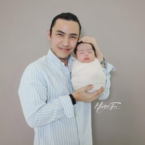 Intan Ladyana Instagram - Buah hati Intan dan Harris 🥰

Photoshoot Newborn Harris Umayr baby of @intanladyana & @harrisalif 
.
Family Photo
.
#heartshotfocus #heartshotstudio #newbornphotography #gambarbaby #babyboy #babygirl #newbornphotographer #newbornbaby #newbornprops #cutebaby #newbornasia #newbornkualalumpur #newbornselangor #newbornshahalam #newbornbangi #newborndamansara #newbornklang #newborncheras