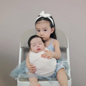 Intan Ladyana Instagram - Buah hati Intan dan Harris 🥰

Photoshoot Newborn Harris Umayr baby of @intanladyana & @harrisalif 
.
Family Photo
.
#heartshotfocus #heartshotstudio #newbornphotography #gambarbaby #babyboy #babygirl #newbornphotographer #newbornbaby #newbornprops #cutebaby #newbornasia #newbornkualalumpur #newbornselangor #newbornshahalam #newbornbangi #newborndamansara #newbornklang #newborncheras