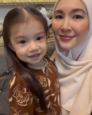 Intan Ladyana Instagram - Evie n Umayr pun nak wish selamat hari raya