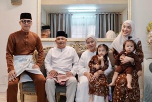 Intan Ladyana Instagram - One with the fam bam