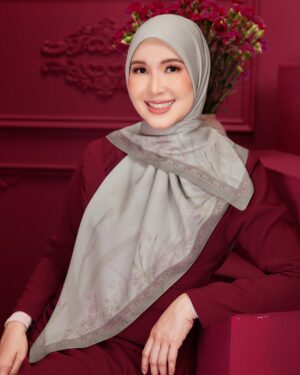 Intan Ladyana Instagram - Dah ada tudung raya? Cepat-cepat go & grab @tudungkekaboo 😍

Banyak sangat design sampai I sendiri pun rambang mata. Dah beli nanti jangan lupa tag I & @tudungkekaboo ok? 

#TudungKekaboo #KekabooLovers #TudungRaya