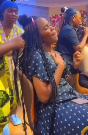 Irene Uwoya Instagram - Nimeona hii vdeo mahali imenibariki sanaaa …mnooo…siwajui ila MUNGU amefanya kitu kipya leo kwenye maisha yangu kupitia video hii
Natamka baraka kwa kila mmoja kwenye vdeo hiii … MUNGU awabariki mtokako na muingiapo … neema yake iwe juu yenu… hataacha muaibike kwa chochote kwenye maisha yenu… hamtapungukiwa nyie na familia zenu … na video hii ikawe baraka kwa wengine kama ilivyo kwangu kwa jina la YESU … AMEN 🙏 .