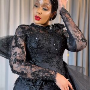Irene Uwoya Instagram - Alicho kiunganisha MUNGU mwanadamu asikitenganishe
Outfit @anna____collections
Makeup @cyenu_makeup
📸 @chizimapicha
Hair @samiawigdesigner