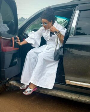 Irene Uwoya Instagram - Jifunze kujipenda mwenyewe kwanza 😜
Outfit @aminadesign8