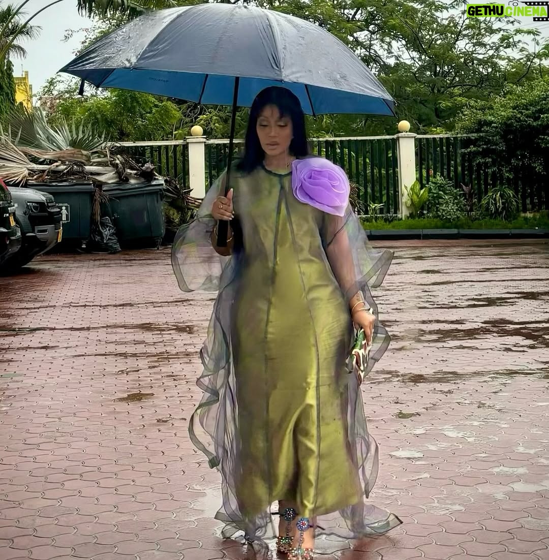 Irene Uwoya - 20.7K Likes - MUNGU anakupenda …YESU anakupenda …
Mjue sanaaa MUNGU ili uwe na amani …ndivyo mema yatakavyokujia . AYUBU 22:21
Outfit @j_adorecouturetz