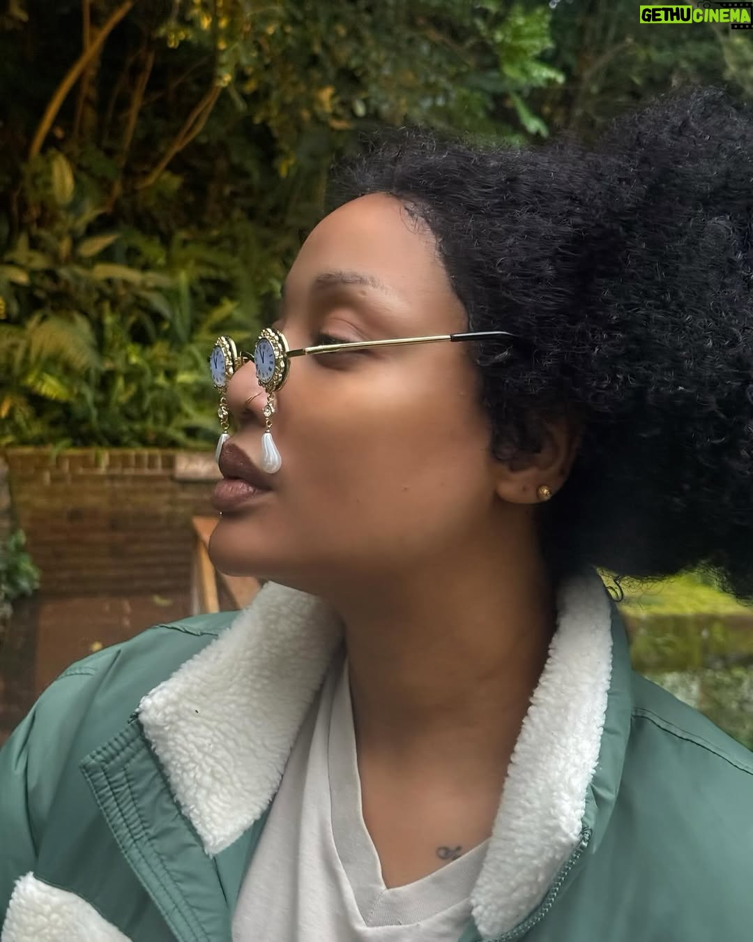 Irene Uwoya - 22.1K Likes - Muda ni mwalimu mzuri sanaaa … 

Miwani  255743492626
