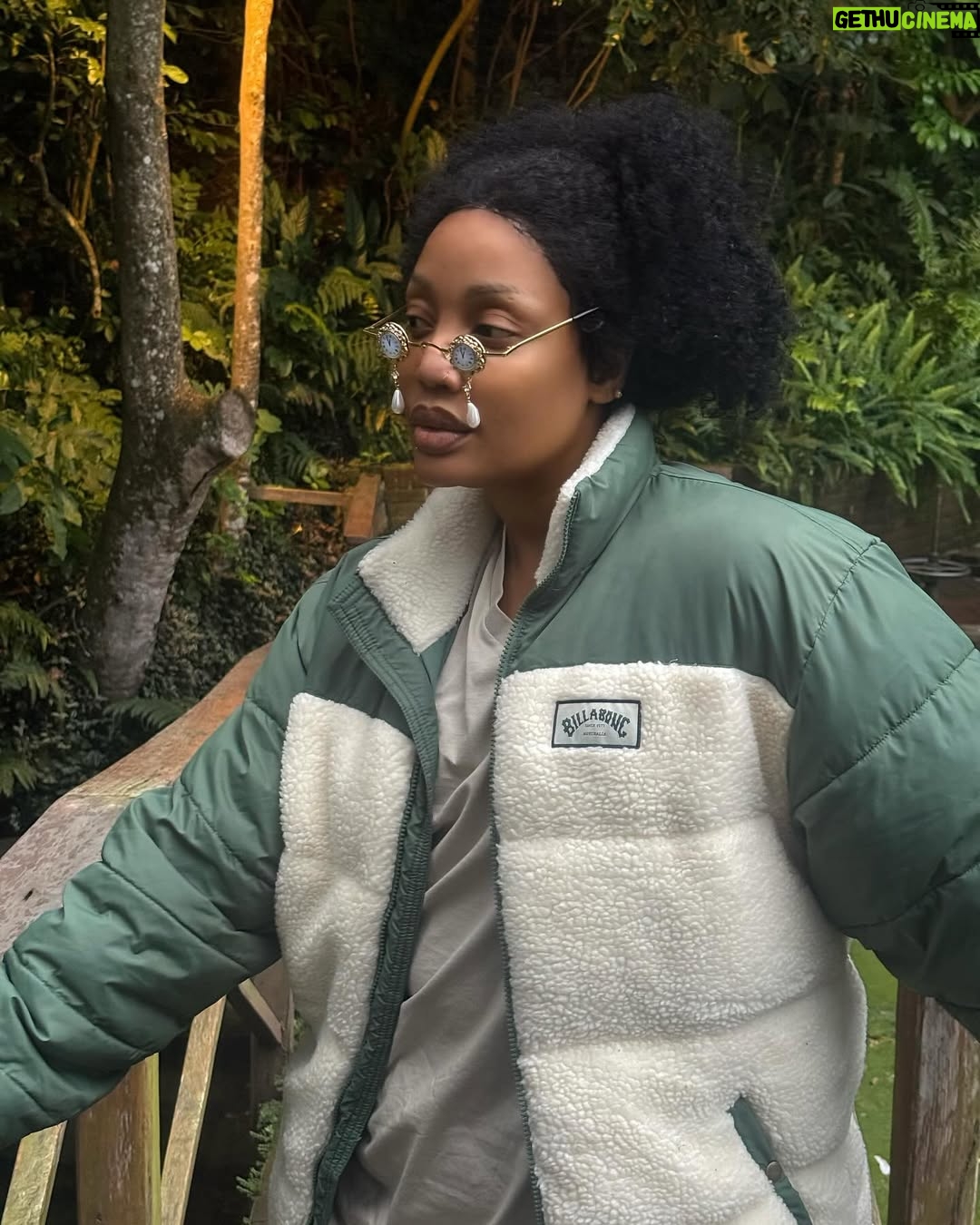 Irene Uwoya - 22.1K Likes - Muda ni mwalimu mzuri sanaaa … 

Miwani  255743492626