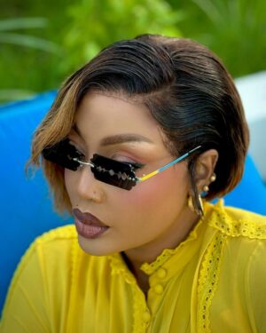 Irene Uwoya Instagram - Hakikisha unachagua rafiki ambaye sehemu wanayokusema akifika yeye wananyamza… ukiona unarafiki na watu wapo comfortable kukusema mbele yake mpunguze…
Outfit @aminadesign8 
Hair @glamourhouse_tz