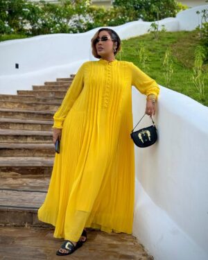 Irene Uwoya Instagram - Hakikisha unachagua rafiki ambaye sehemu wanayokusema akifika yeye wananyamza… ukiona unarafiki na watu wapo comfortable kukusema mbele yake mpunguze…
Outfit @aminadesign8 
Hair @glamourhouse_tz