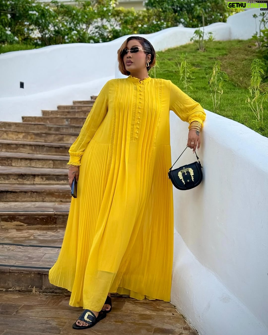 Irene Uwoya - 45.4K Likes - Hakikisha unachagua rafiki ambaye sehemu wanayokusema akifika yeye wananyamza… ukiona unarafiki na watu wapo comfortable kukusema mbele yake mpunguze…
Outfit @aminadesign8 
Hair @glamourhouse_tz
