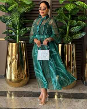 Irene Uwoya Instagram - Hivi raha kupenda au kupendwa ?
Outfit @aminadesign8
Shoes @epsshoes_officials
Miwani @lionell_angel