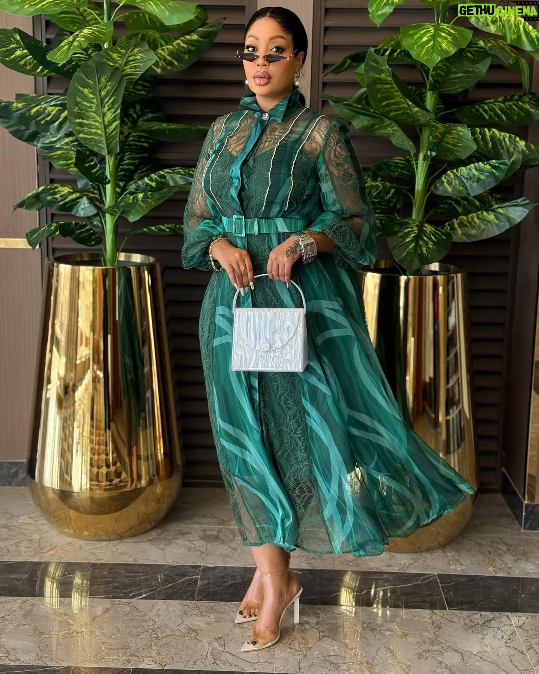 Irene Uwoya - 25.5K Likes - Hivi raha kupenda au kupendwa ?
Outfit @aminadesign8 
Shoes @epsshoes_officials 
Miwani @lionell_angel