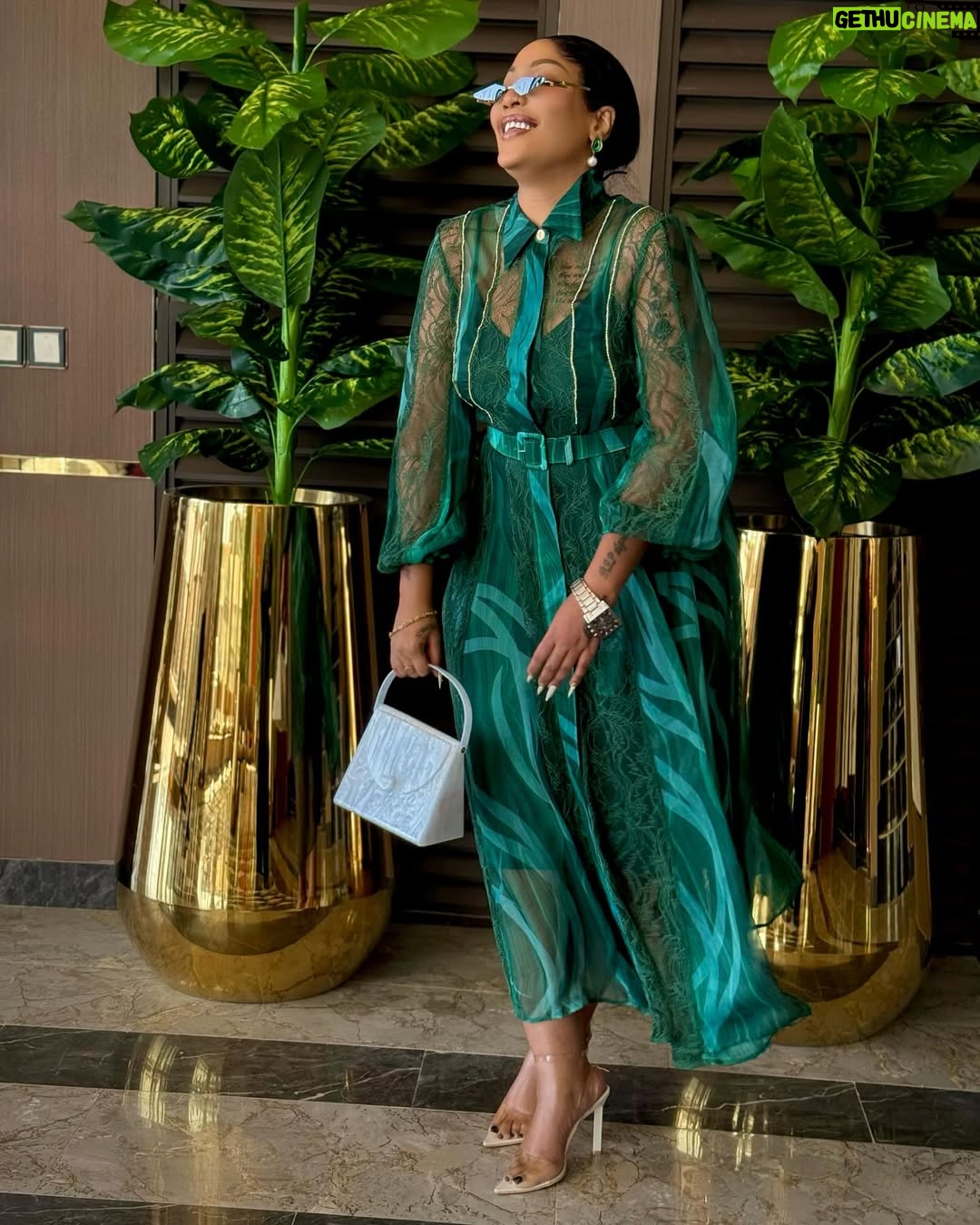 Irene Uwoya - 25.5K Likes - Hivi raha kupenda au kupendwa ?
Outfit @aminadesign8 
Shoes @epsshoes_officials 
Miwani @lionell_angel