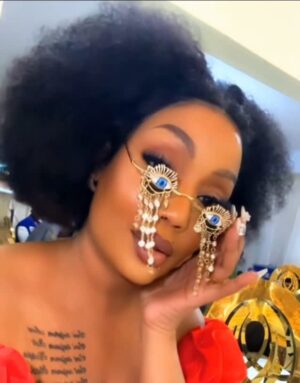Irene Uwoya Instagram - Nakutakia kheri kipenzi changu @binti_sadiq MUNGU wa mbinguni akalinde ndoa yako kwa damu ya YESU … Kama tulivyokubaliana ukimaliza ni mim… I can’t wait 😍 Nakupenda sanaaa❤️ @binti_sadiq
Miwani @lionell_angel