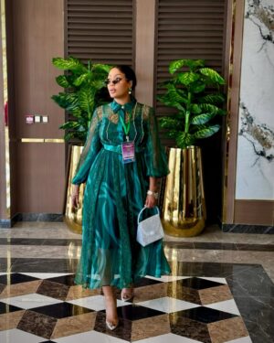 Irene Uwoya Instagram - Hivi raha kupenda au kupendwa ?
Outfit @aminadesign8
Shoes @epsshoes_officials
Miwani @lionell_angel