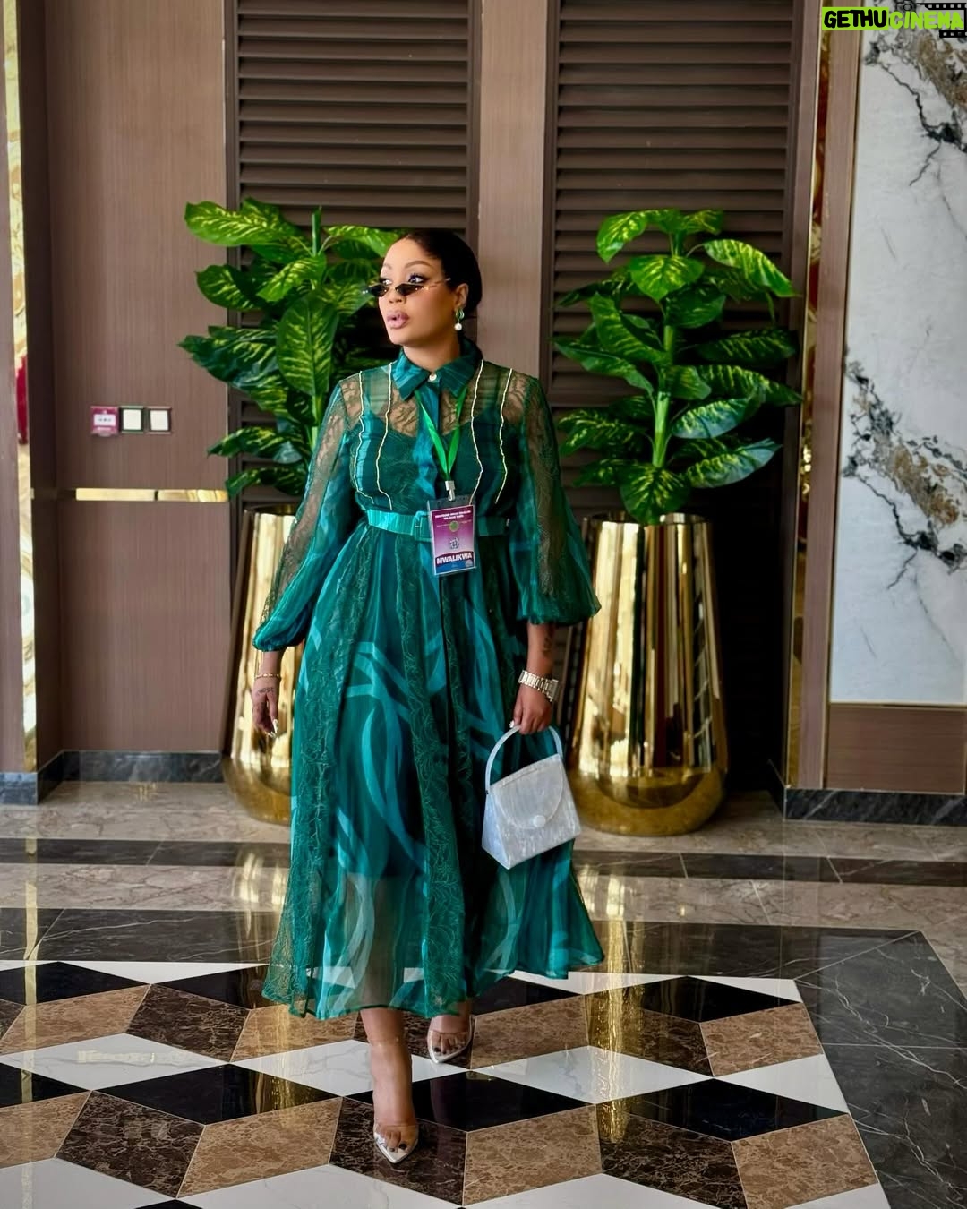 Irene Uwoya - 25.5K Likes - Hivi raha kupenda au kupendwa ?
Outfit @aminadesign8 
Shoes @epsshoes_officials 
Miwani @lionell_angel