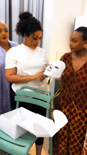 Irene Uwoya Instagram - Karibu @icosmeticstz upate mambo mazuri hayo … Kwanin ukubali ngozi yako ichoke ? Njooo pata yako … 150,000 unatumia miaka 2 😍😍😍
Wale wenye saloon ni nzuri sanaaa kwa wateja wenu 0768028888
Asante sana matajari zangu @wolperstylish @kajalafrida @auntyezekiel