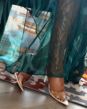 Irene Uwoya Instagram - Hivi raha kupenda au kupendwa ?
Outfit @aminadesign8 
Shoes @epsshoes_officials 
Miwani @lionell_angel