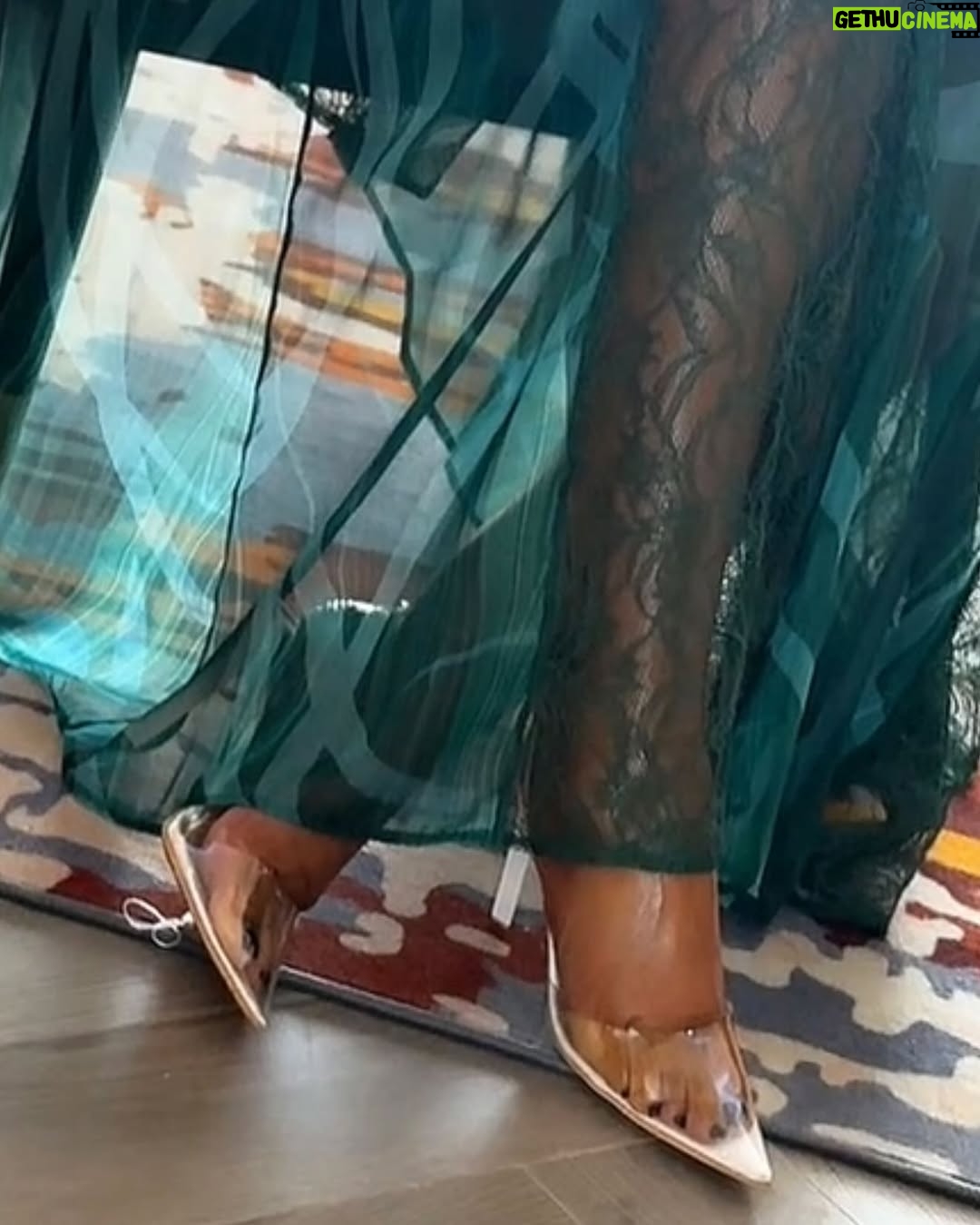 Irene Uwoya - 25.5K Likes - Hivi raha kupenda au kupendwa ?
Outfit @aminadesign8 
Shoes @epsshoes_officials 
Miwani @lionell_angel