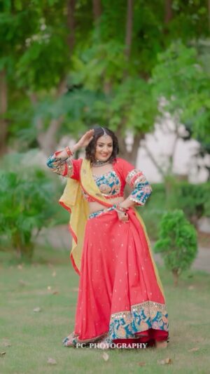 Isha Gangore Instagram - sajan ko sajni šā¤ļøšš @ishu_gangore
shoot @pc_photographyofficial
mua @zinibeautyacademy
outfit @chuners_thebridalstudio
#explore #foryoupage #reelsinstagram #trendingreels #reelkrofeelkro #explorepage #reelfeelit #trend #viralreels #insta