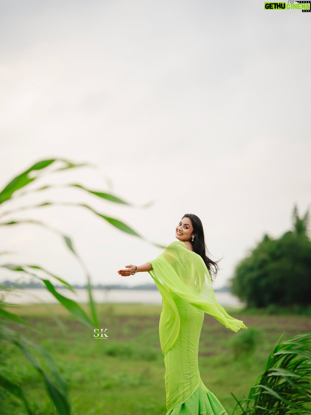 Isha Gangore - 4.5K Likes - “Sometimes happiness is just in the open sky, fresh breeze, and the freedom to be yourself.” 🌿✨

#NatureVibes #SareeLove #DesiVibes #InFrame #SoulfulVibes #TimelessBeauty #DesiSwag #PhotographyLovers #IndianBeauty #PortraitVision #MoodyGrams #SareeNotSari #VisualsOfLife #LensCulture #FramesOfMind