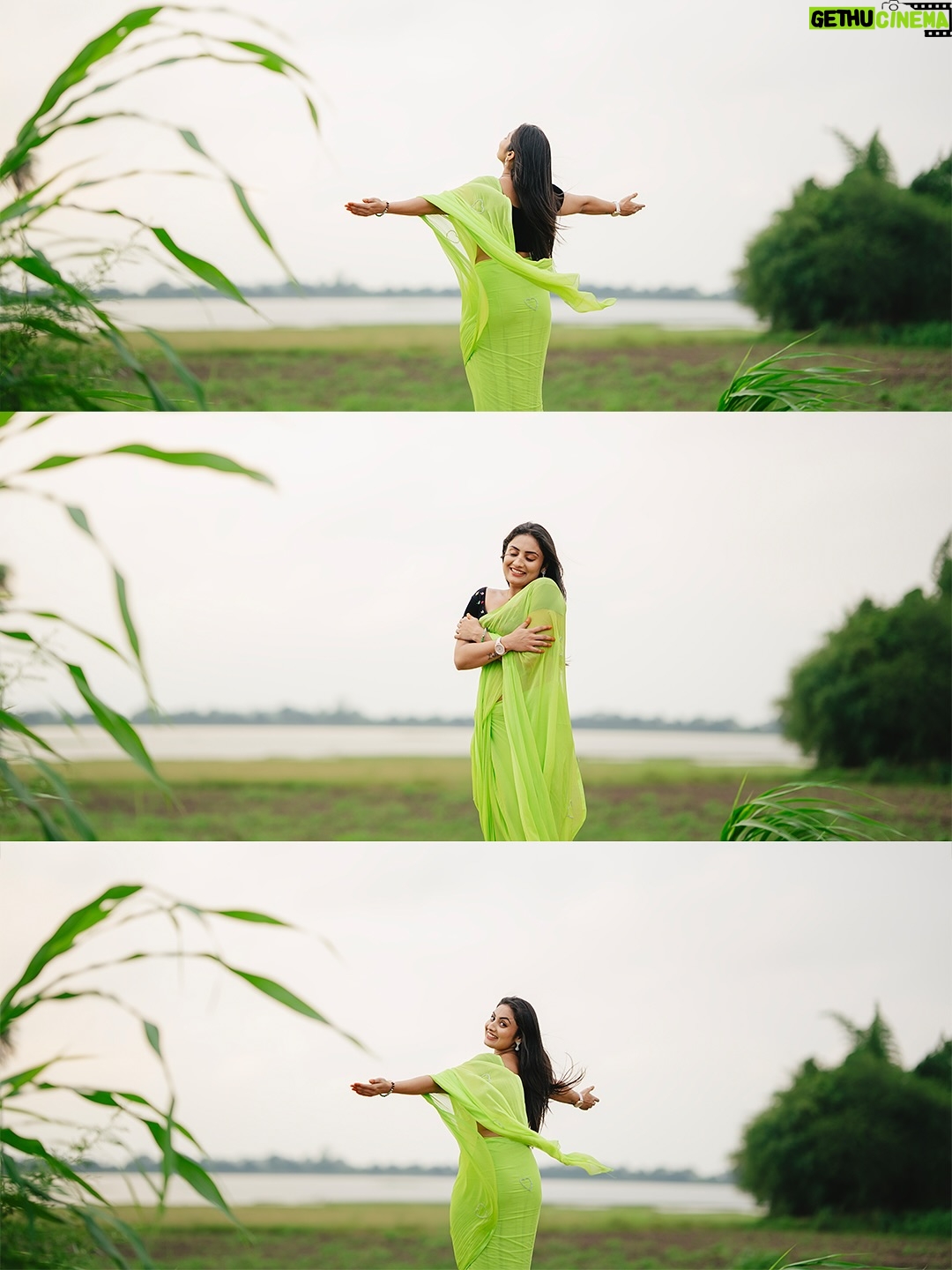 Isha Gangore - 4.5K Likes - “Sometimes happiness is just in the open sky, fresh breeze, and the freedom to be yourself.” 🌿✨

#NatureVibes #SareeLove #DesiVibes #InFrame #SoulfulVibes #TimelessBeauty #DesiSwag #PhotographyLovers #IndianBeauty #PortraitVision #MoodyGrams #SareeNotSari #VisualsOfLife #LensCulture #FramesOfMind