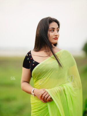 Isha Gangore Instagram - “Sometimes happiness is just in the open sky, fresh breeze, and the freedom to be yourself.” 🌿✨
#NatureVibes #SareeLove #DesiVibes #InFrame #SoulfulVibes #TimelessBeauty #DesiSwag #PhotographyLovers #IndianBeauty #PortraitVision #MoodyGrams #SareeNotSari #VisualsOfLife #LensCulture #FramesOfMind