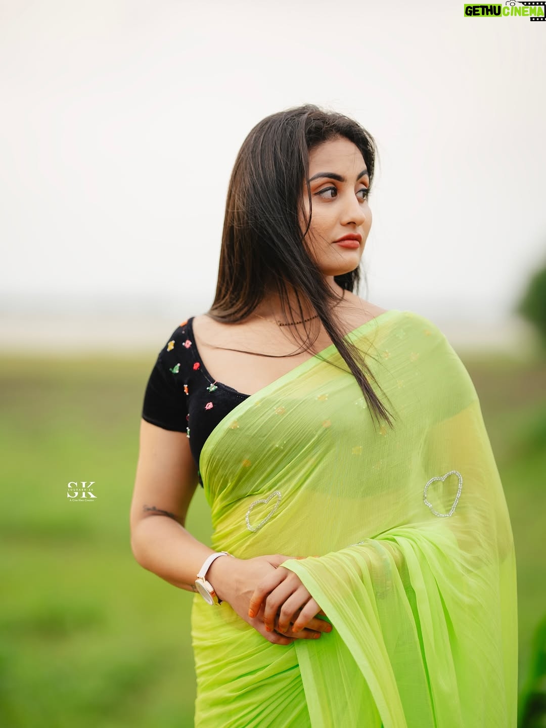 Isha Gangore - 4.5K Likes - “Sometimes happiness is just in the open sky, fresh breeze, and the freedom to be yourself.” 🌿✨

#NatureVibes #SareeLove #DesiVibes #InFrame #SoulfulVibes #TimelessBeauty #DesiSwag #PhotographyLovers #IndianBeauty #PortraitVision #MoodyGrams #SareeNotSari #VisualsOfLife #LensCulture #FramesOfMind
