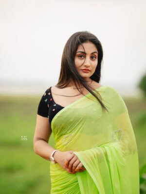 Isha Gangore Instagram - “Sometimes happiness is just in the open sky, fresh breeze, and the freedom to be yourself.” 🌿✨
#NatureVibes #SareeLove #DesiVibes #InFrame #SoulfulVibes #TimelessBeauty #DesiSwag #PhotographyLovers #IndianBeauty #PortraitVision #MoodyGrams #SareeNotSari #VisualsOfLife #LensCulture #FramesOfMind