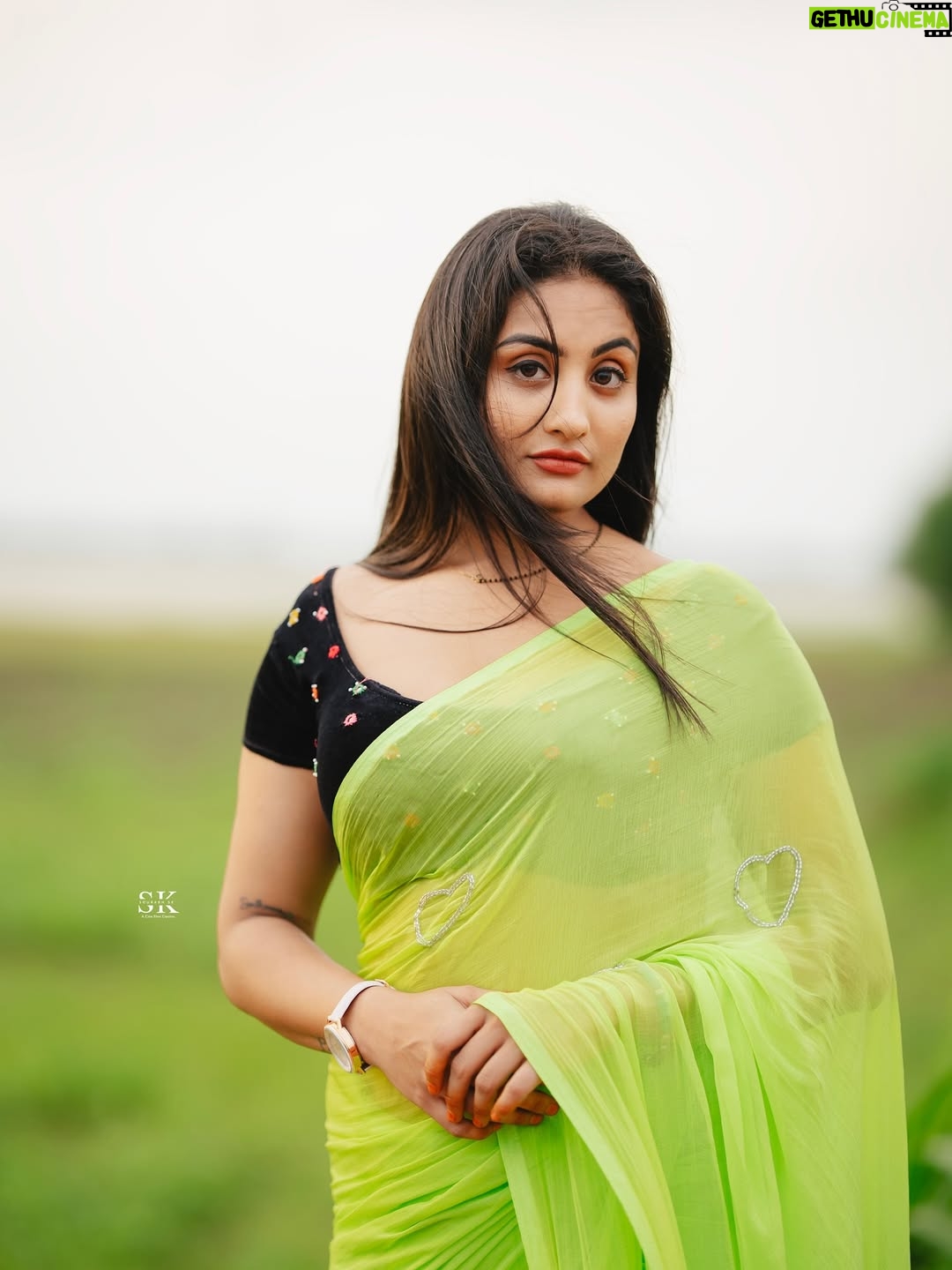 Isha Gangore - 4.5K Likes - “Sometimes happiness is just in the open sky, fresh breeze, and the freedom to be yourself.” 🌿✨

#NatureVibes #SareeLove #DesiVibes #InFrame #SoulfulVibes #TimelessBeauty #DesiSwag #PhotographyLovers #IndianBeauty #PortraitVision #MoodyGrams #SareeNotSari #VisualsOfLife #LensCulture #FramesOfMind