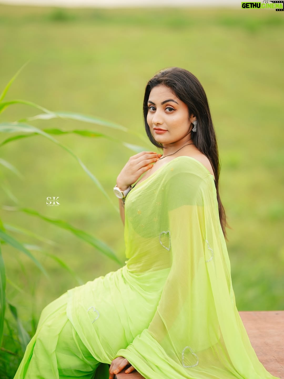 Isha Gangore - 4.5K Likes - “Sometimes happiness is just in the open sky, fresh breeze, and the freedom to be yourself.” 🌿✨

#NatureVibes #SareeLove #DesiVibes #InFrame #SoulfulVibes #TimelessBeauty #DesiSwag #PhotographyLovers #IndianBeauty #PortraitVision #MoodyGrams #SareeNotSari #VisualsOfLife #LensCulture #FramesOfMind
