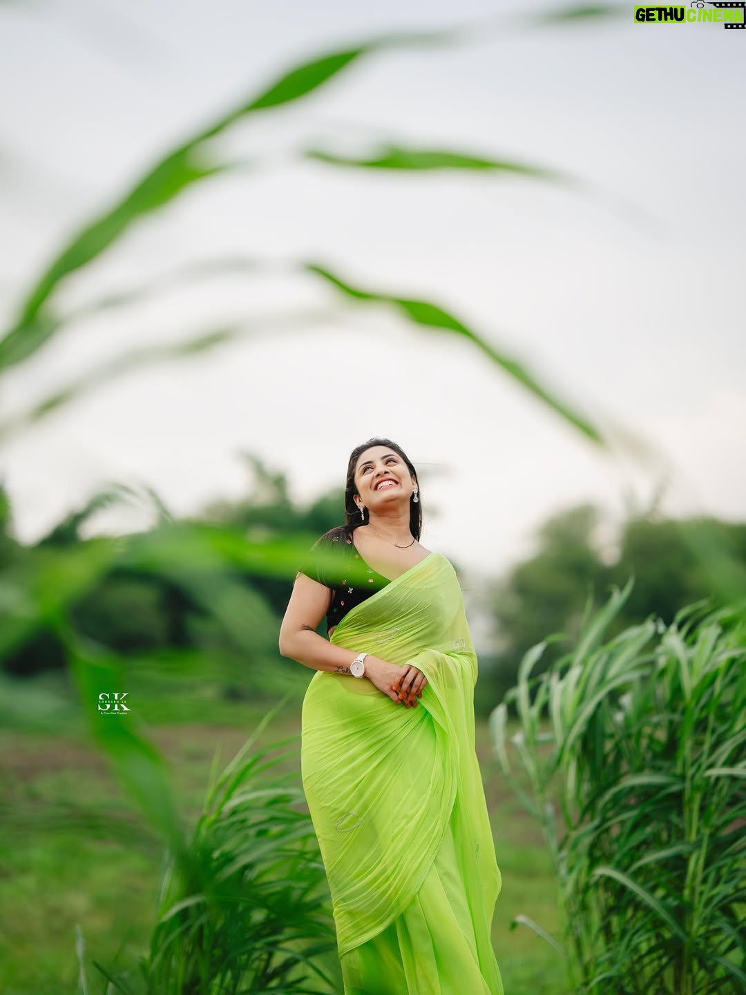 Isha Gangore - 4.5K Likes - “Sometimes happiness is just in the open sky, fresh breeze, and the freedom to be yourself.” 🌿✨

#NatureVibes #SareeLove #DesiVibes #InFrame #SoulfulVibes #TimelessBeauty #DesiSwag #PhotographyLovers #IndianBeauty #PortraitVision #MoodyGrams #SareeNotSari #VisualsOfLife #LensCulture #FramesOfMind