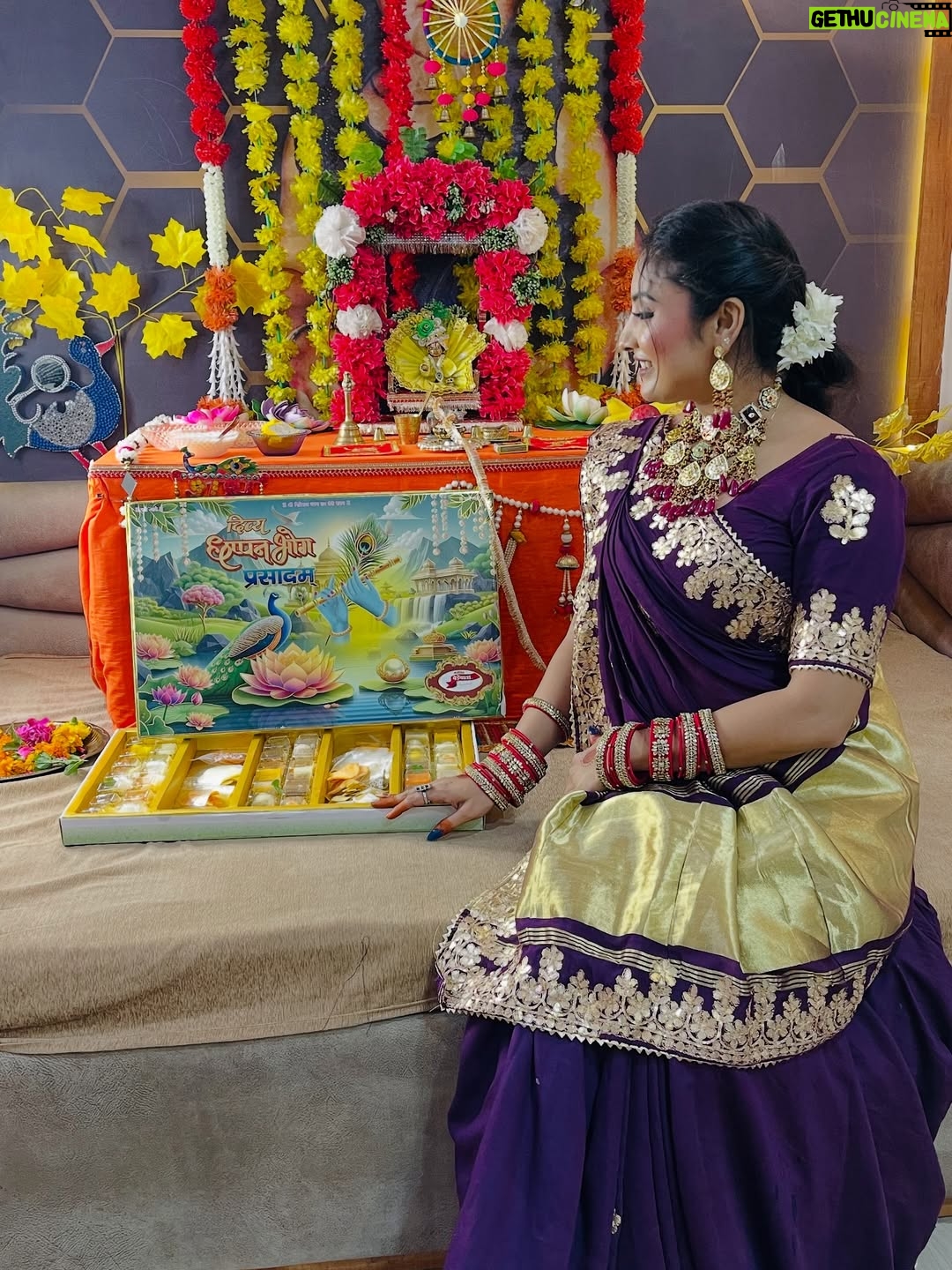 Isha Gangore - 8.7K Likes - मेरा लल्ला 🦚🪈🥹 @ishu_gangore 
saree @shree_creation_hub 
necklace @kesha_jewellry