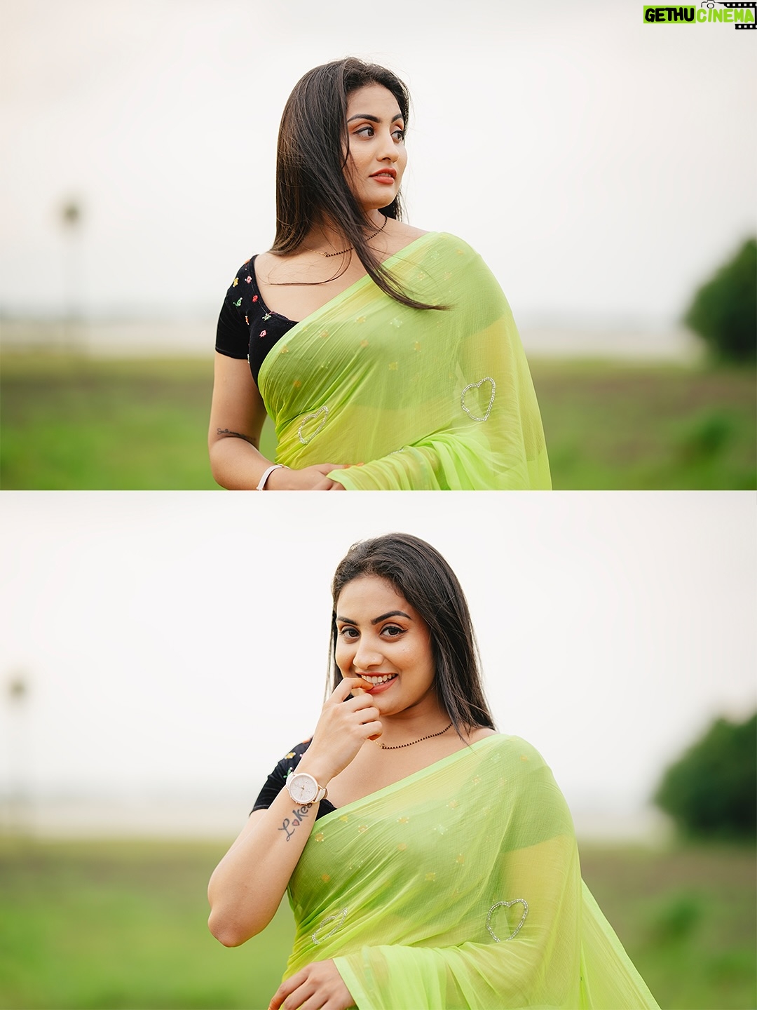 Isha Gangore - 4.5K Likes - “Sometimes happiness is just in the open sky, fresh breeze, and the freedom to be yourself.” 🌿✨

#NatureVibes #SareeLove #DesiVibes #InFrame #SoulfulVibes #TimelessBeauty #DesiSwag #PhotographyLovers #IndianBeauty #PortraitVision #MoodyGrams #SareeNotSari #VisualsOfLife #LensCulture #FramesOfMind