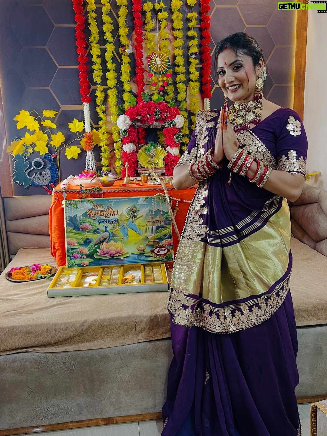 Isha Gangore - 8.7K Likes - मेरा लल्ला 🦚🪈🥹 @ishu_gangore 
saree @shree_creation_hub 
necklace @kesha_jewellry